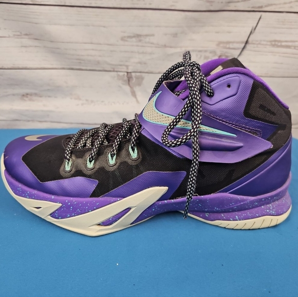 NIKE LEBRON SNEAKERS - Picture 4 of 9